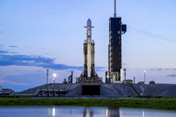 SpaceX hoãn phóng 'siêu tên lửa' Falcon Heavy