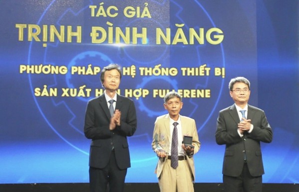 Bộ sưu tập sáng chế triệu USD của nhà khoa học 'chân đất'