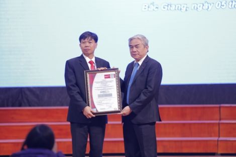 Bộ trưởng Nguyễn Quân trao Chứng nhận vùng sản xuất vải thiều đạt tiêu chuẩn GlobalGAP cho tỉnh Bắc Giang
