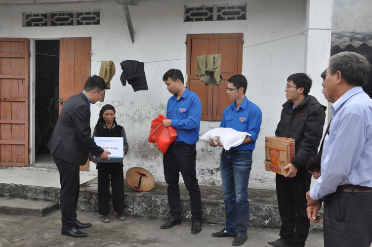 Đoàn thanh niên Cơ quan Sở KH&CN thăm, tặng quà 7 gia đình người già neo đơn huyện Kiến Thụy