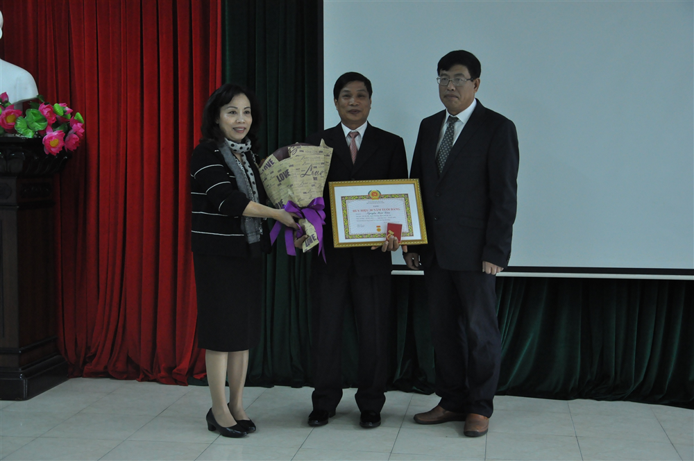 Đảng bộ Sở Khoa học và Công nghệ Trao huy hiệu 30 năm tuổi Đảng và thông tin tình hình thời sự