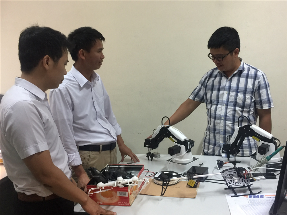 Thầy giáo say mê nghiên cứu khoa học điều khiển