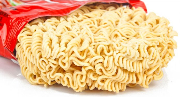 Tác hại đáng sợ của việc ăn mì tôm sống