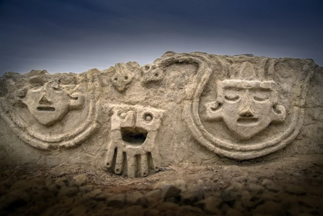 Peru phát hiện bức tường có phù điêu được xây cách đây 3.800 năm