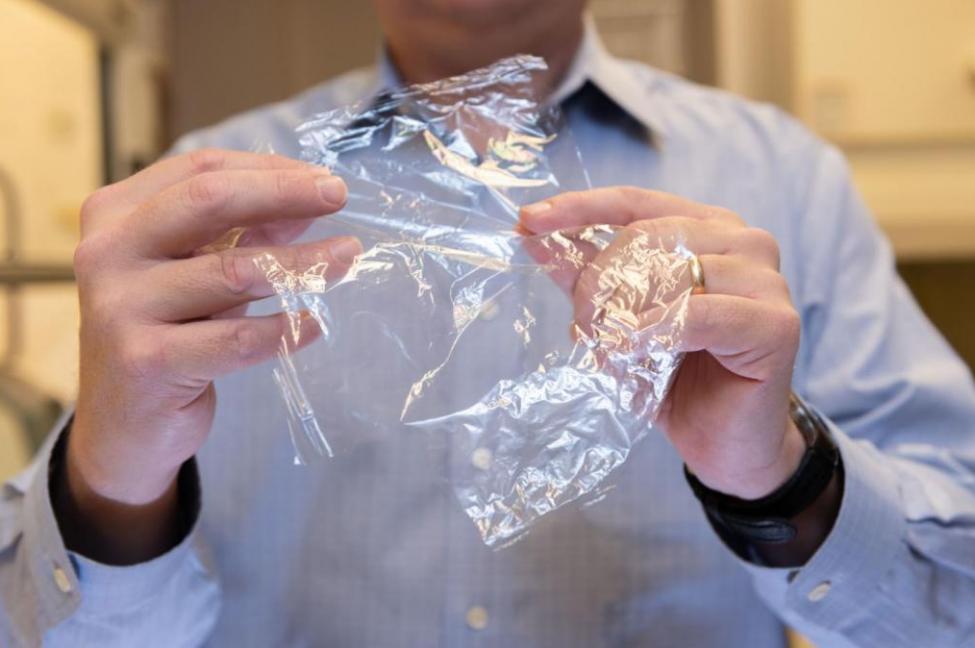 Vật liệu làm từ vỏ cua và sợi cây sẽ thay thế túi nhựa đựng thực phẩm