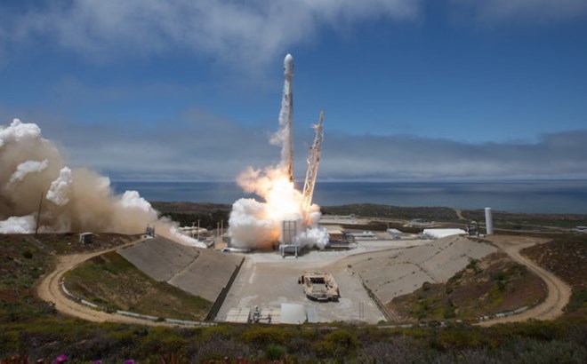 SpaceX đưa hai vệ tinh giám sát mực nước Trái Đất lên vũ trụ