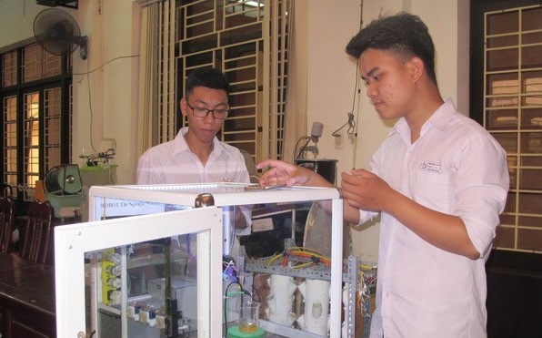 Hai học sinh chế tạo thành công robot thí nghiệm hóa học