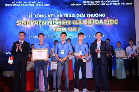 Xét tặng giải thưởng Sinh viên nghiên cứu khoa học