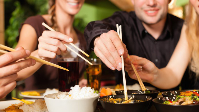 Dùng chung bát đũa với người viêm gan B có bị lây bệnh không?