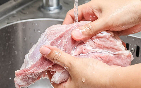 Sai lầm khi rửa thịt gây hại sức khỏe