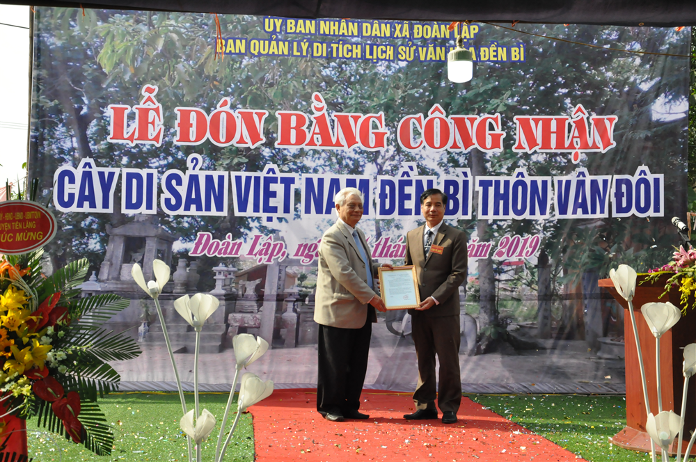 Đón nhận bằng và gắn bia 02 cây di sản Việt Nam tại Đền Bì