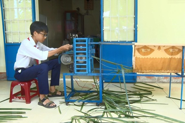Học sinh lớp 9 chế tạo máy chuốt lá dừa đạt hiệu quả cao