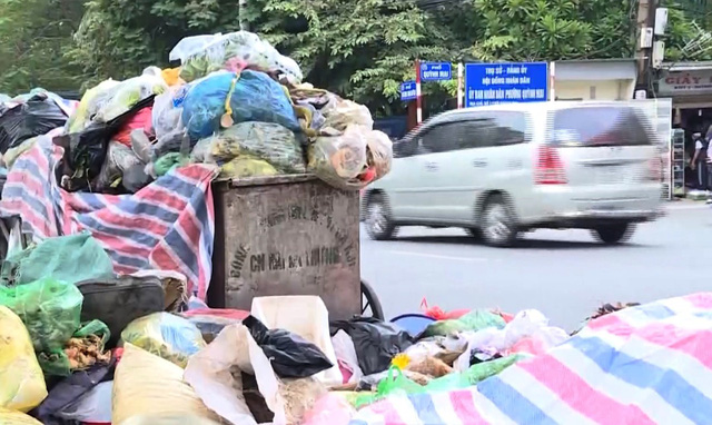 Người dân khổ sở vì sống chung với rác