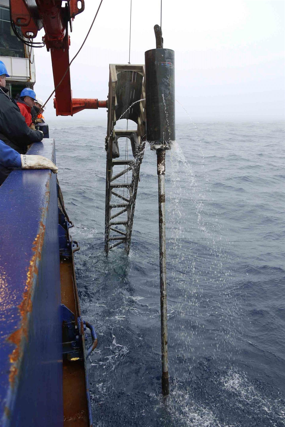 18 lõi trầm tích từ đáy biển được đưa lên tàu nghiên cứu Polastern bằng pit tông và máy dò trọng lực. 