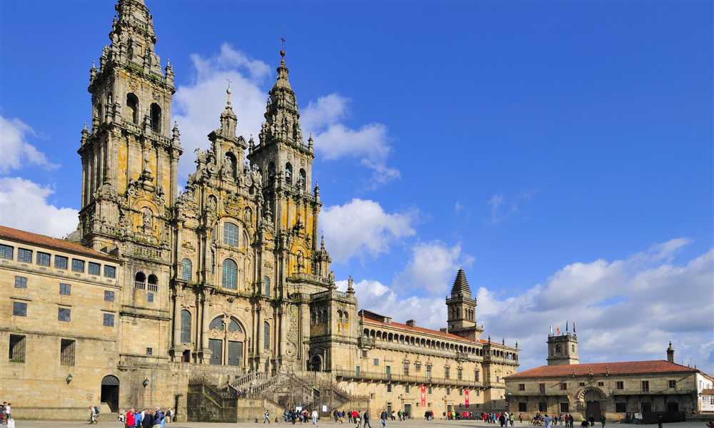 Nhà thờ thế kỷ 12 Santiago de Compostela ở Galicia thu hút hàng trăm người hành hương mỗi năm.