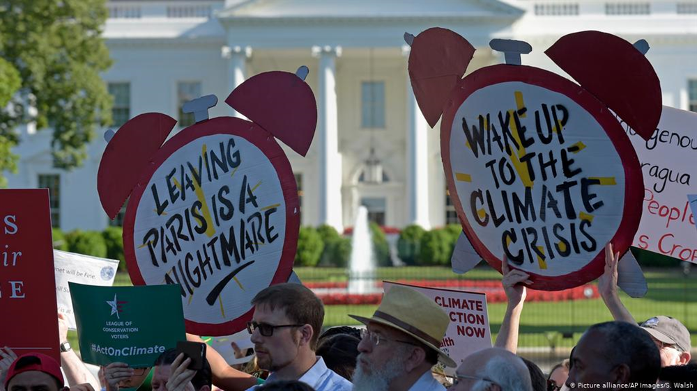 Người biểu tình tập trung bên ngoài Nhà Trắng phản đối quyết định rút khỏi hiệp định Paris về biến đổi khí hậu của tổng thống Mỹ - Donald Trump