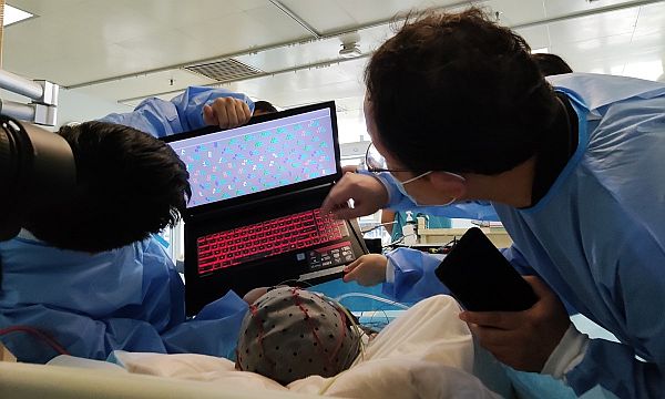 Công nghệ giao diện não - máy tính giúp bệnh nhân bị liệt nói được