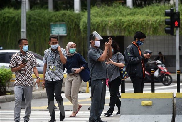 Người dân đeo khẩu trang phòng lây nhiễm COVID-19 tại Jakarta, Indonesia