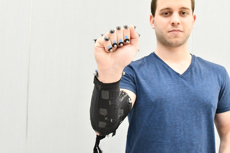 Moritz Graule, một sinh viên đã tốt nghiệp tại SEAS, mang một ống tay bằng vải có gắn các cảm biến. Các cảm biến phát hiện những thay đổi nhỏ trong cơ bắp tay của Graule thông qua lớp vải. Có thể ứng dụng ống tay áo như vậy trong nhiều lĩnh vực, từ mô phỏng thực tế ảo, quần áo thể thao, cho đến chẩn đoán lâm sàng các bệnh thoái hóa thần kinh như Bệnh Parkinson.