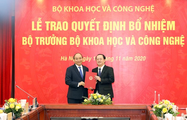Thủ tướng Nguyễn Xuân Phúc trao Quyết định cho Bộ trưởng Bộ KH&CN Huỳnh Thành Đạt. 