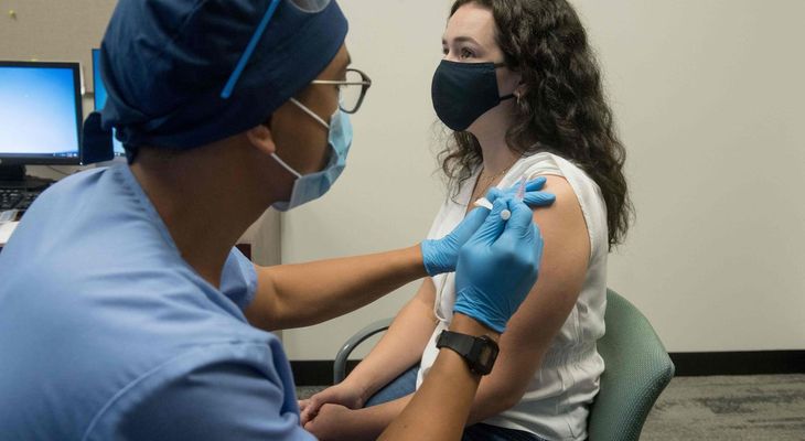 Nhân viên y tế tiêm thử nghiệm vắcxin ngừa COVID-19 của Moderna trên tình nguyện viên tại Detroit, Michigan, Mỹ, ngày 5/8/2020.