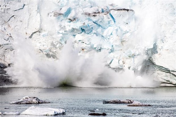 Một khối băng diện tích khổng lồ tại Greenland đang tan chảy