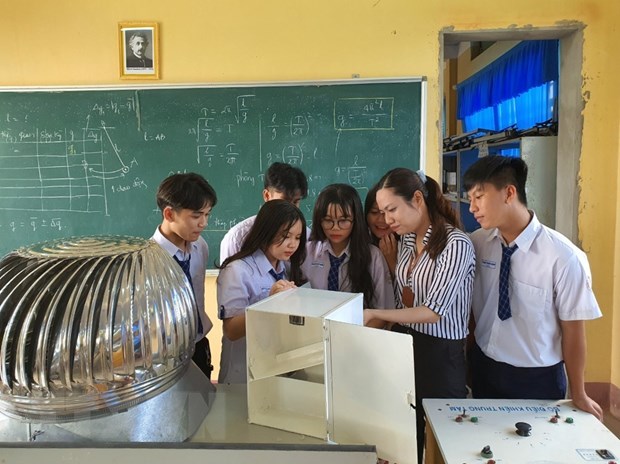 Độc đáo mô hình máy tạo nước sạch từ điện gió của cậu học trò lớp 11