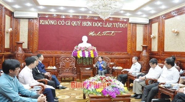 Chủ tịch UBND tỉnh  Bình Phước Trần Tuệ Hiền trao đổi với các thành viên đoàn công tác tại buổi làm việc.