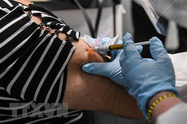 Nhân viên y tế tiêm thử nghiệm vắcxin ngừa COVID-19 trên tình nguyện viện tại Hollywood, Florida, Mỹ, ngày 13/8/2020.