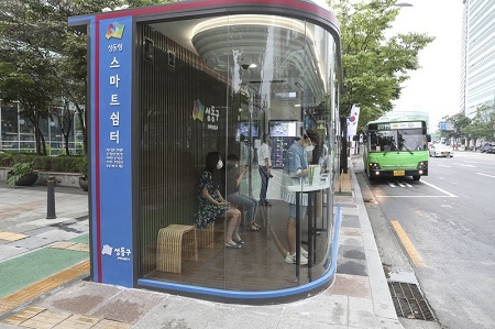 Nhà chờ xe buýt thông minh chống lây nhiễm COVID-19