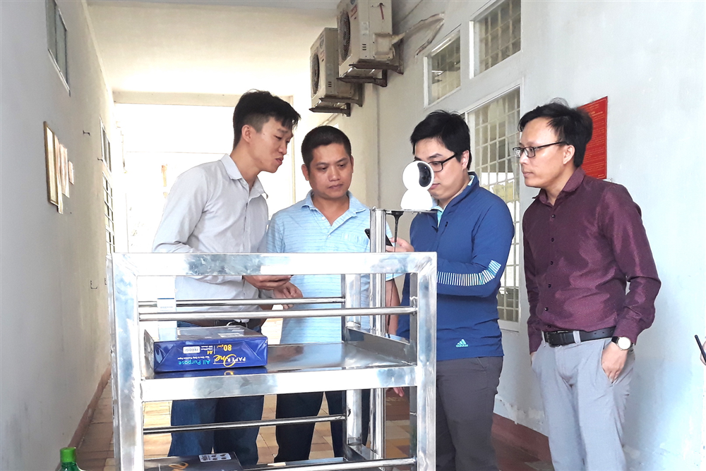 Đà Nẵng đưa robot vào phục vụ bệnh nhân cách ly Covid-19