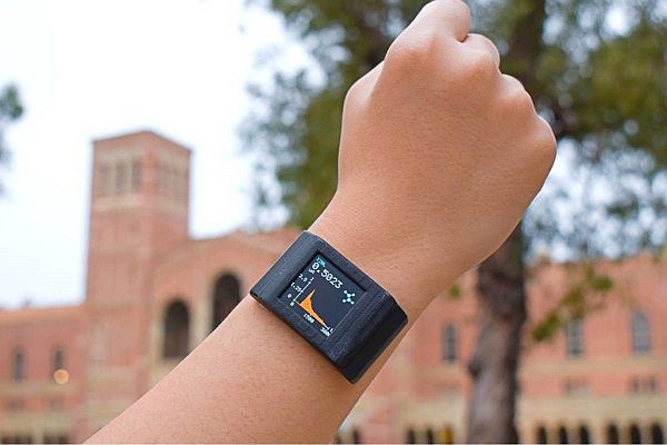 Màng phim siêu mỏng gắn bên dưới thiết bị smartwatch cho phép theo dõi nồng độ các chất hóa học cơ thể