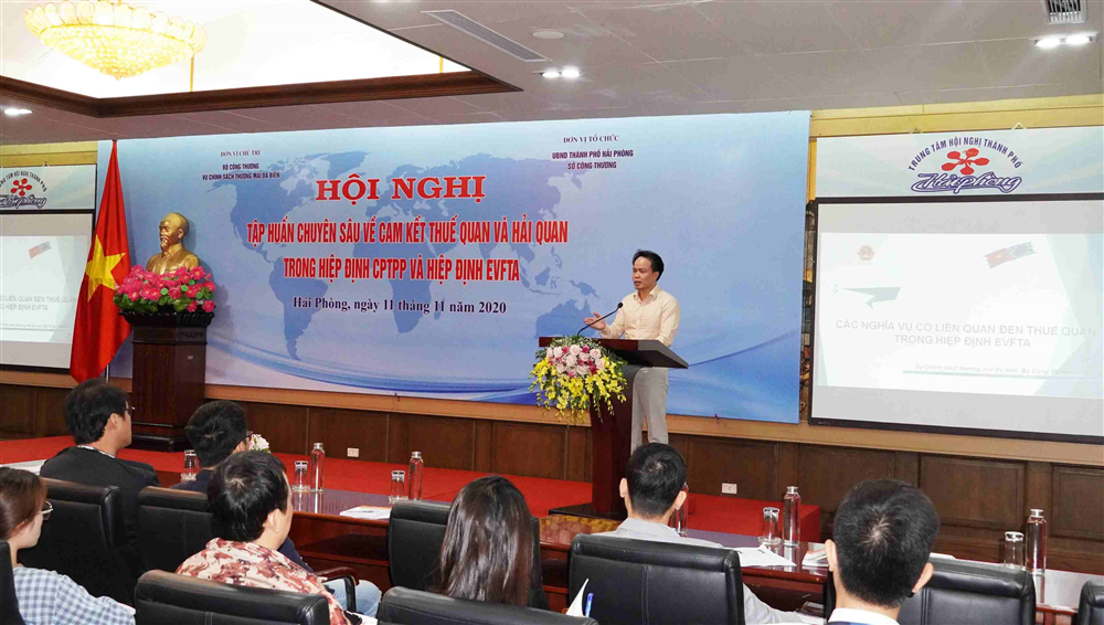 Ông Ngô Chung Khanh - Phó Vụ trưởng Vụ Chính sách thương mại đa biên phát biểu tại hội nghị.