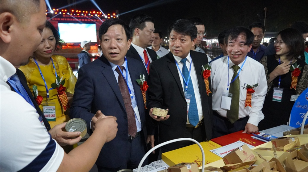 các đại biểu tham quan gian hàng Cá mòi kho làng chài, sản phẩm OCOP 4 sao của thành phố Hải Phòng