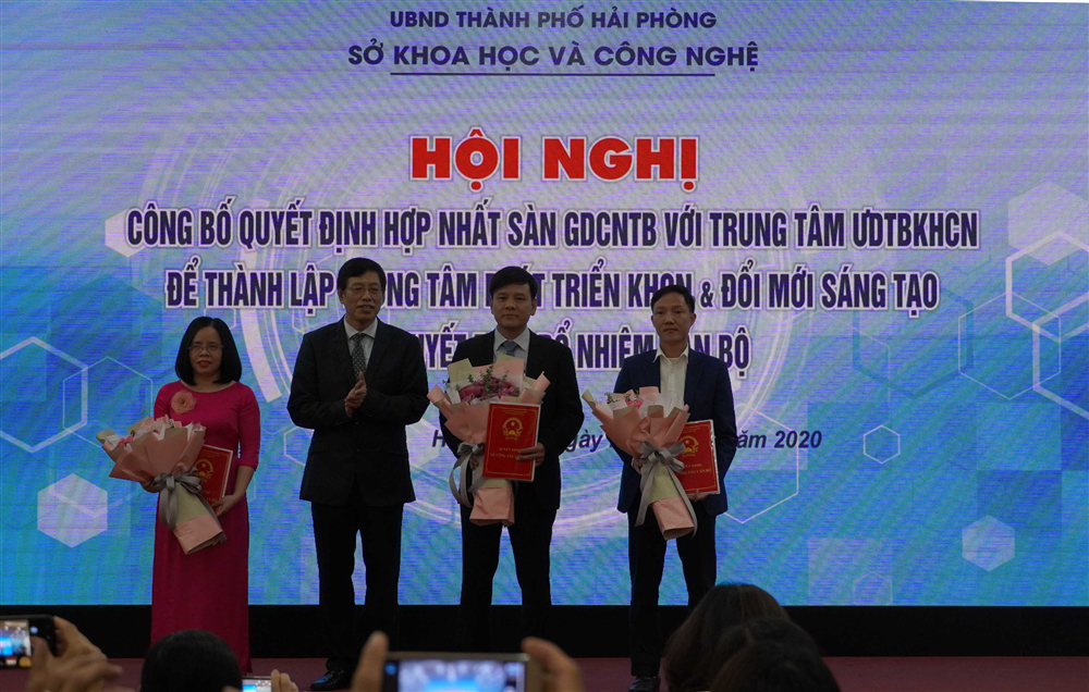 Sở Khoa học và Công nghệ: Công bố Quyết định hợp nhất Sàn Giao dịch công nghệ và thiết bị với Trung tâm Ứng dụng tiến bộ khoa học và công nghệ để thành lập Trung tâm Phát triển Khoa học và công nghệ và Đổi mới sáng tạo