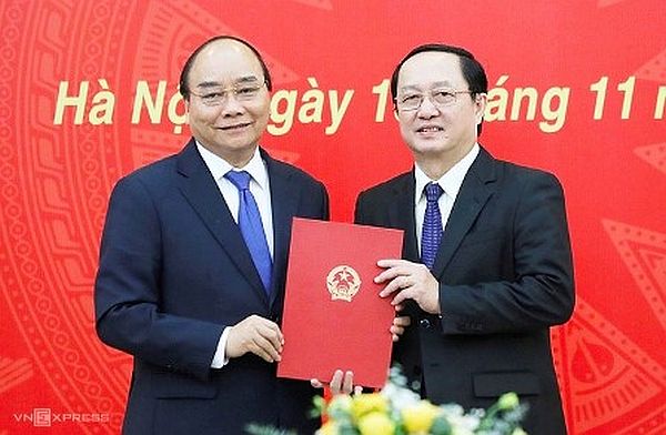 Thủ tướng Nguyễn Xuân Phúc trao Quyết định của Chủ tịch nước bổ nhiệm ông Huỳnh Thành Đạt.