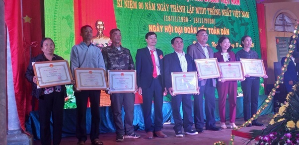Ông Ngô Ngọc Hưng - Phó Chủ tịch UBND xã Tam Cường trao bằng khen cho các gia đình văn hóa tiêu biểu.