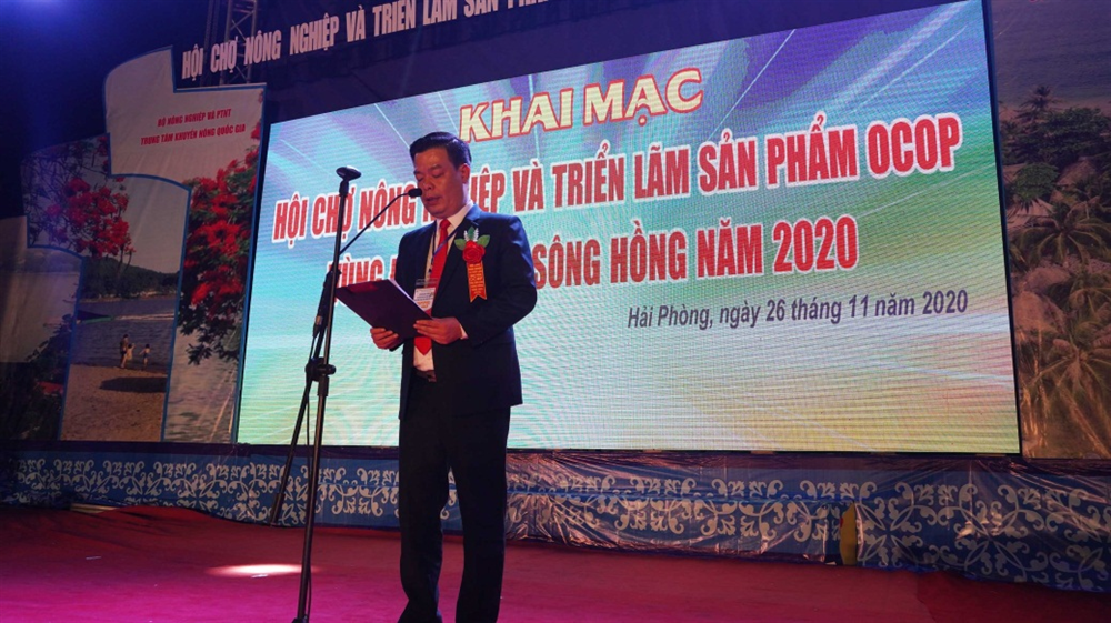 Giám đốc Sở NN&PTNT Phạm Văn Thép phát biểu khai mạc hội chợ
