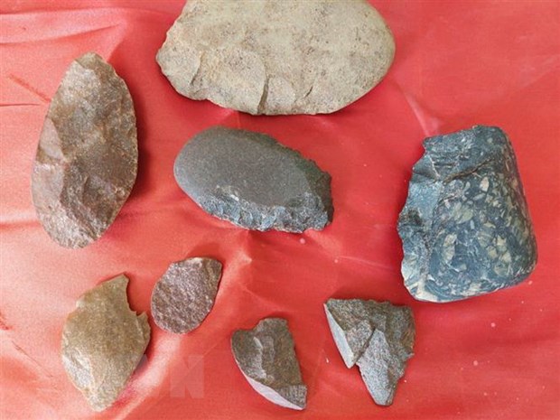 Di vật đá chủ yếu là các công cụ đá ghè đẽo, mảnh tước, cuội nguyên liệu và chày nghiền.