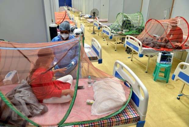 Nhân viên y tế kiểm tra tình trạng bệnh nhân COVID-19 tại một bệnh viện dã chiến ở New Delhi, Ấn Độ ngày 29/6/2021.