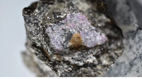 Viên ruby 2,5 tỷ năm tuổi nắm giữ dấu vết về sự sống từ thời cổ đại