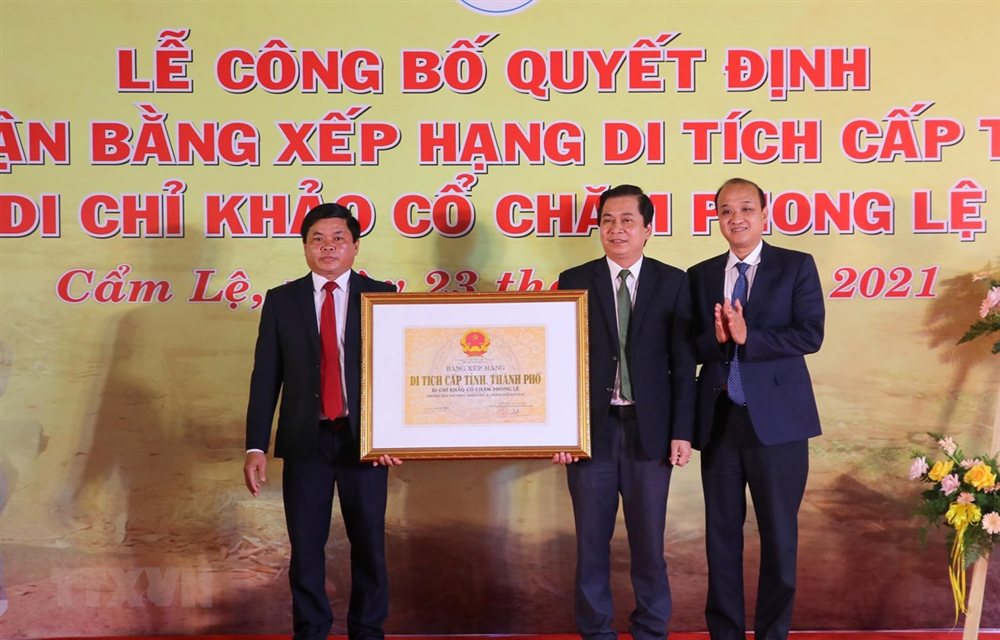 Phó Chủ tịch UBND thành phố Đà Nẵng Lê Quang Nam (ngoài cùng bên phải) trao Bằng xếp hạng Di chỉ khảo cổ Chăm Phong Lệ là Di tích cấp thành phố.