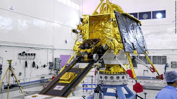 UAE đang cố gắng gia nhập “tầng lớp ưu tú” - bao gồm Mỹ, Nga và Trung Quốc là những quốc gia đã hạ cánh thành công tàu vũ trụ xuống bề mặt Mặt Trăng. Vào năm 2019, con tàu Chandrayaan-2 của Ấn Độ đã bị rơi xuống hành tinh này.