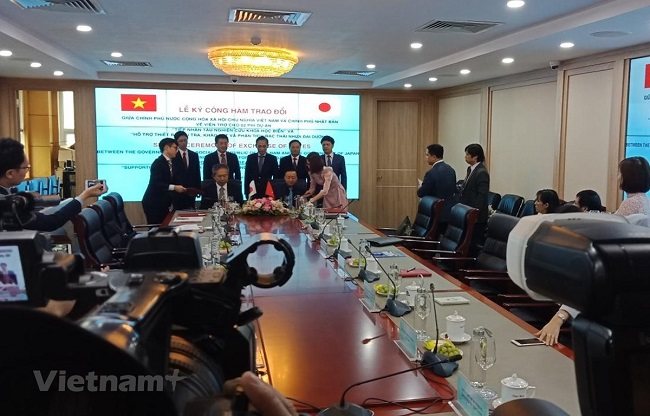 Bộ trưởng Trần Hồng Hà và Đại sứ Đặc mệnh toàn quyền Nhật Bản tại Việt Nam Takio Yamada ký công hàm trao đổi dự án tàu biển và thiết bị quan trắc rác thải nhựa.