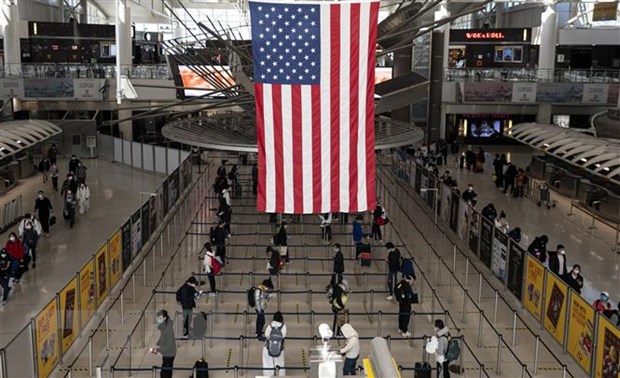 Hành khách chờ làm thủ tục tại sân bay John F. Kennedy ở New York, Mỹ ngày 13/5/2020.