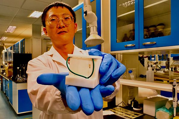 Thiết bị in 3D được cung cấp năng lượng bởi một viên pin 1,5 vôn. Ảnh: trường Đại học Công nghệ Nanyang.