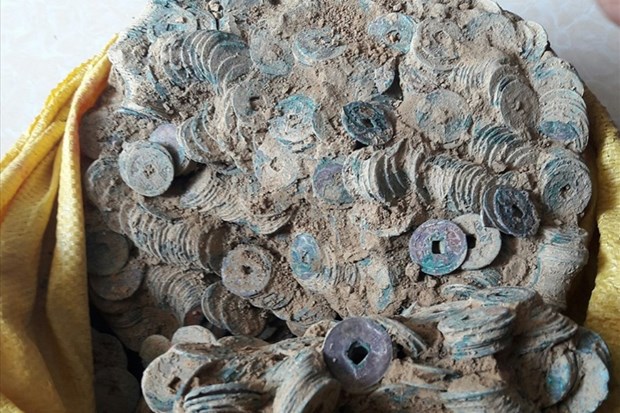Quảng Trị: Người dân phát hiện hũ sành chứa tiền cổ nặng 27kg