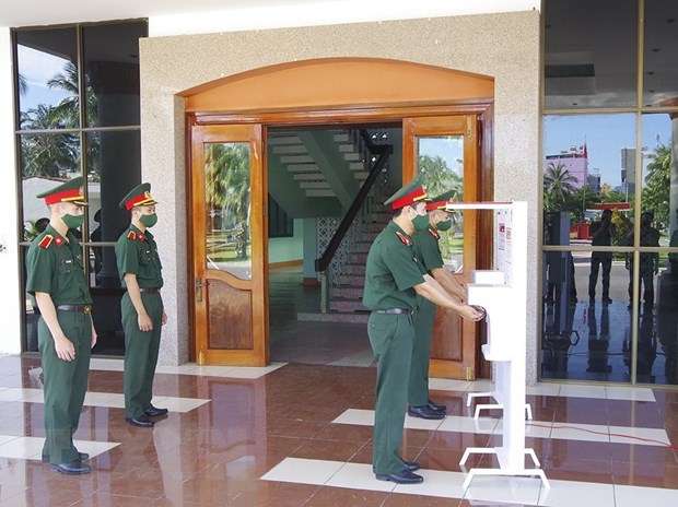 Máy được lắp đặt tại giảng đường phục vụ giảng viên, học viên Trường Đại học Thông tin liên lạc, thành phố Nha Trang, tỉnh Khánh Hòa đo thân nhiệt và sát khuẩn tay trước khi vào lớp.