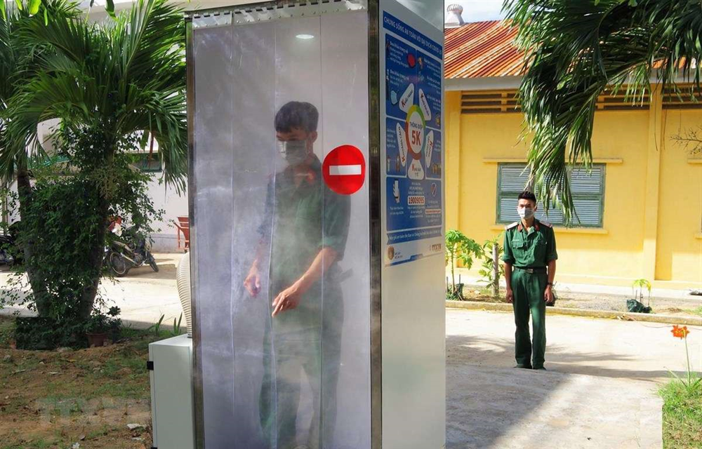 Buồng khử khuẩn tự động cho người trong đang được sử dụng tại Trường Đại học Thông tin Liên lạc, thành phố Nha Trang, tỉnh Khánh Hòa.