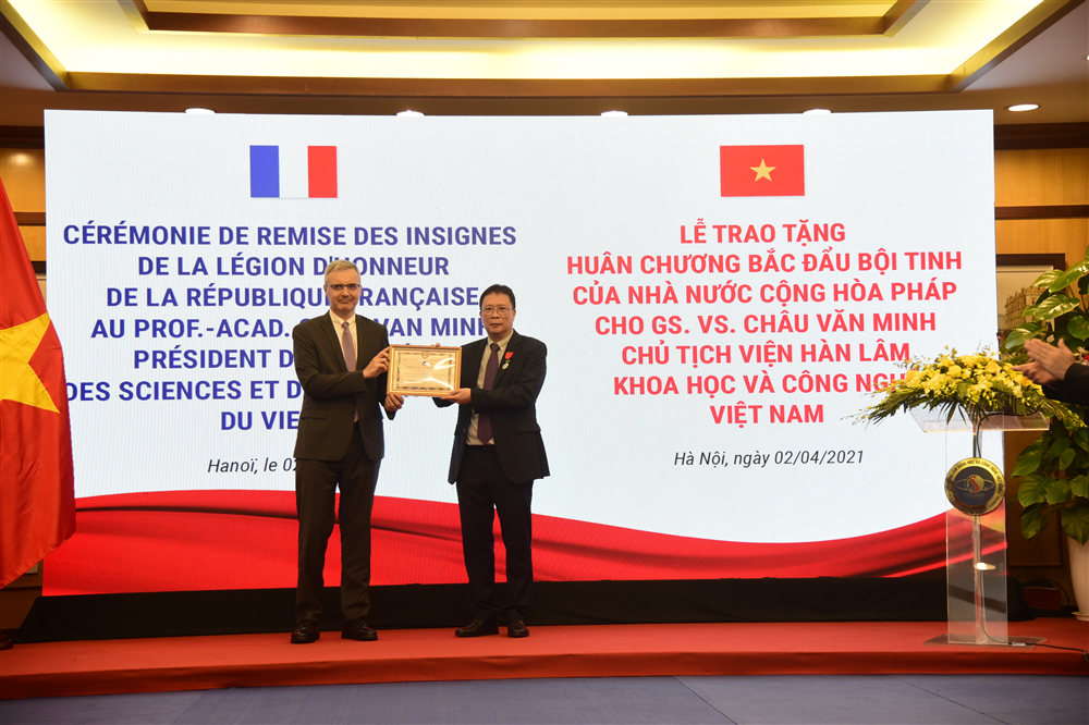 Giáo sư, Viện sĩ Châu Văn Minh, Chủ tịch Viện Hàn lâm Khoa học và Công nghệ Việt Nam, nhận Huân chương Bắc Đẩu Bội tinh. 